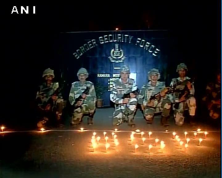 ਬੀਐਸਐਫ ਨੇ ਸਰਹੱਦ ਉਤੇ ਦੀਵੇ ਜਗਾ ਕੇ ਸ਼ਹੀਦਾਂ ਨੂੰ ਸਰਧਾਂਜਲੀ ਦਿੱਤੀ।