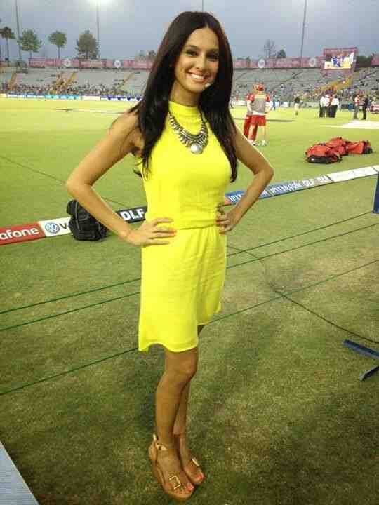 IPL 'ਚ ਹੀ ਇੱਕ ਅਜਿਹਾ ਚੇਹਰਾ ਵੀ ਹੈ ਜਿਸਨੂੰ ਵੇਖਣ ਲਈ ਦਰਸ਼ਕਾਂ ਦੇ ਨਾਲ-ਨਾਲ ਖੁਦ ਖਿਡਾਰੀ ਵੀ ਉਡੀਕ ਕਰਦੇ ਰਹਿੰਦੇ ਹਨ। ਇਹ ਚੇਹਰਾ ਹੈ ਸ਼ਿਬਾਨੀ ਡਾਂਡੇਕਰ। IPL 'ਚ ਐਂਕਰਿੰਗ ਕਰਨ ਵਾਲੀ ਸ਼ਿਬਾਨੀ ਤੇ ਹਰ ਕਿਸੇ ਦੀ ਨਜਰ ਰਹਿੰਦੀ ਹੈ। ਸ਼ਿਬਾਨੀ ਨੂੰ ਨਾ ਸਿਰਫ ਦਰਸ਼ਕਾਂ ਵੱਲੋਂ ਭਰਵਾਂ ਹੁੰਗਾਰਾ ਮਿਲਦਾ ਹੈ ਸਗੋਂ ਖਿਡਾਰੀ ਵੀ ਸ਼ਿਬਾਨੀ ਦੀ ਮੁਸਕਾਨ ਤੇ ਫਿਦਾ ਹੋ ਜਾਂਦੇ ਹਨ।