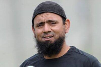  Alastair Cook (capt), Moeen Ali, Zafar Ansari, Jonny Bairstow (wk), Jake Ball, Gary Ballance, Gareth Batty, Stuart Broad, Jos Buttler (wk), Ben Duckett, Steven Finn, Haseeb Hameed, Adil Rashid, Joe Root, Ben Stokes, Chris Woakes. 