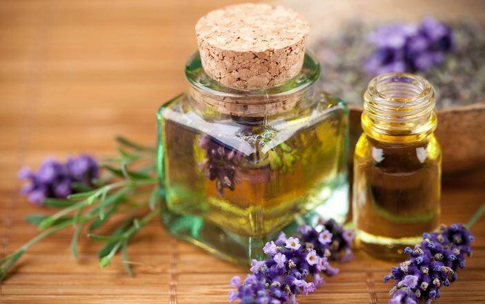 ਐਸੈਂਸ਼ੀਅਲ ਆਇਲ: ਐਸੈਂਸ਼ੀਅਲ ਆਇਲਜ਼ ਦੇ ਇਸਤੇਮਾਲ ਨਾਲ ਨੈਗੇਟਿਵ ਐਨਰਜ਼ੀ ਖਤਮ ਹੁੰਦੀ ਹੈ। 