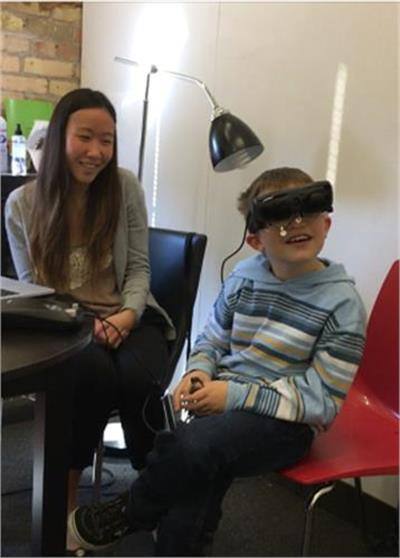 ਇਸ ਬਿਮਾਰੀ ਕਾਰਨ ਇਨ੍ਹਾਂ ਨੂੰ ਸਿਰਫ਼ ਇੱਕ ਪਰਛਾਵਾਂ ਜਿਹਾ ਦਿਖਾਈ ਦਿੰਦਾ ਹੈ, ਜਿਸ ਤੋਂ ਉਹ ਅਗਲੇ ਵਿਅਕਤੀ ਦਾ ਚਿੱਤਰ ਆਪਣੇ ਮਨ ਵਿਚ ਘੜਦੇ ਰਹਿੰਦੇ ਸਨ। ਬੀਤੇ ਬੁੱਧਵਾਰ ਨੂੰ ਪਰਿਵਾਰ ਨੇ ਸਖ਼ਤ ਮਿਹਨਤ ਅਤੇ ਇਕੱਠੇ ਕੀਤੇ ਫ਼ੰਡ ਨਾਲ ਟੋਰਾਂਟੋ ਦਾ ਦੌਰਾ ਕੀਤਾ ਅਤੇ ਆਪਣੇ ਬੱਚੇ ਬੈਨੀ ਨੂੰ ਈ-ਗਲਾਸੇਜ਼ ਲੈ ਕੇ ਦਿੱਤੇ। ਈ-ਗਲਾਸੇਜ਼ (ਈ-ਐਨਕਾਂ) ਅਜਿਹੀਆਂ ਐਨਕਾਂ ਹਨ, ਜਿਸ ਨੂੰ ਲੱਗਾ ਕੇ ਇਸ ਤਰ੍ਹਾਂ ਦੇ ਬੱਚੇ ਦੇਖ ਸਕਦੇ ਹਨ। ਇਸ ਐਨਕ ਦੀ ਕੀਮਤ 15 ਹਜ਼ਾਰ ਅਮਰੀਕੀ ਡਾਲਰ ਹੈ।