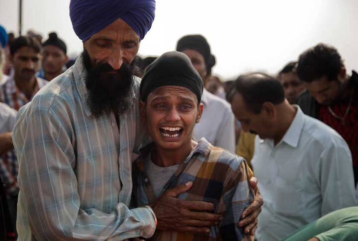 ਭਾਰਤ ਤੇ ਪਾਕਿਸਤਾਨ ਵਿਚਾਲੇ ਵਧੇ ਤਣਾਅ ਕਾਰਨ ਸਰਹੱਦ 'ਤੇ ਵੱਸੇ ਆਮ ਲੋਕ ਪਿੱਸ ਰਹੇ ਹਨ।ਭਾਰਤ ਵੱਲੋਂ ਮਕਬੂਜ਼ਾ ਕਸ਼ਮੀਰ ਵਿੱਚ ਸਰਜੀਕਲ ਸਟ੍ਰਾਈਕ ਦੇ ਦਾਅਵੇ ਮਗਰੋਂ ਸਰਹੱਦ 'ਤੇ ਰੋਜ਼ਾਨਾ ਗੋਲੀਬਾਰੀ ਹੋ ਰਹੀ ਹੈ। ਇਸ ਗੋਲੀਬਾਰੀ ਵਿੱਚ ਆਮ ਲੋਕ ਸ਼ਿਕਾਰ ਬਣ ਰਹੇ ਹਨ।