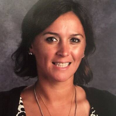 ਹਾਲਾਂਕਿ ਦੋ ਪੀੜਤਾਂ ਦਾ ਨਾਂ ਜਨਤਕ ਨਹੀਂ ਕੀਤਾ ਗਿਆ ਹੈ ਅਤੇ ਸੁਣਵਾਈ 'ਚ ਉਨ੍ਹਾਂ ਨੂੰ ਬਤੌਰ ਪੀੜਤ 1 ਅਤੇ ਪੀੜਤ 2 ਦੇ ਨਾਂ ਨਾਲ ਪੇਸ਼ ਕੀਤਾ ਗਿਆ। ਇਨ੍ਹਾਂ ਪੀੜਤਾਂ ਦੀ ਉਮਰ ਨੂੰ ਵੀ ਗੁਪਤ ਰੱਖਿਆ ਗਿਆ ਹੈ। ਇਨ੍ਹਾਂ 'ਚ ਇੱਕ ਪੀੜਤ ਨਾਬਾਲਗ ਲੜਕੀ ਹੈ ਜਦਕਿ ਦੂਜੇ ਪੀੜਤ ਵਿਦਿਆਰਥੀ ਬਾਰੇ ਕੋਈ ਜਾਣਕਾਰੀ ਨਹੀਂ ਮਿਲ ਪਾਈ ਹੈ। ਇਹ ਮਾਮਲਾ ਅਮਰੀਕਾ ਦੇ ਬਿਸ਼ਪ ਮੈਕਡੇਵਿਟ ਹਾਈ ਸਕੂਲ ਦਾ ਹੈ, ਜਿੱਥੇ ਪੜ੍ਹਾਉਣ ਵਾਲੀ ਅਧਿਆਪਕਾ ਨੇ ਦੋਵੇਂ ਪੀੜਤਾਂ ਦੇ ਨਾਲ ਕਈ ਵਾਰ ਸੈਕਸ ਕੀਤਾ ਅਤੇ ਫ਼ੋਨ ਤੋਂ ਅਸ਼ਲੀਲ ਤਸਵੀਰਾਂ ਵੀ ਲਈਆਂ।