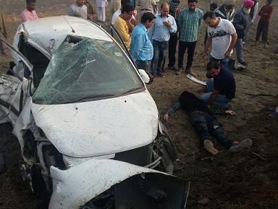 ਰੇਲ ਦੀ ਲਪੇਟ ਵਿੱਚ ਆਈ ਕਾਰ।