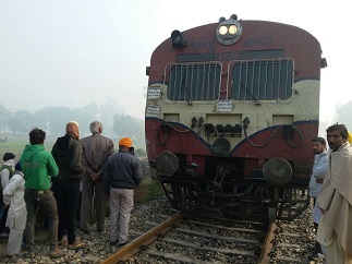 ਰੇਲ ਦੀ ਲਪੇਟ \'ਚ ਆਈ ਕਾਰ, ਦੋ ਦੋਸਤਾਂ ਦੀ ਗਈ ਜਾਨ (ਤਸਵੀਰਾਂ)