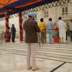 ਕੈਨੇਡਾ ਦੇ ਕੈਬਨਿਟ ਮੰਤਰੀ ਨਵਦੀਪ ਬੈਂਸ ਅੱਜ ਕੱਲ੍ਹ ਭਾਰਤ ਦੌਰੇ ਉੱਤੇ ਹਨ। ਦਿੱਲੀ ਦੇ ਗੁਰਦੁਆਰਾ ਸ਼੍ਰੀ ਬੰਗਲਾ ਸਾਹਿਬ ਵਿੱਚ ਨਵਦੀਪ ਬੈਂਸ ਇਕੱਲੇ ਮੱਥਾ ਟੇਕਿਆ।