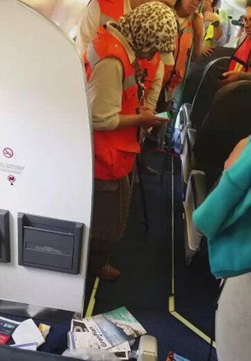 ਯਾਤਰੀਆਂ ਇਸ ਨੂੰ ਦੇਖ ਕੇ ਸਹਿਮ ਗਏ ਅਤੇ ਉਨ੍ਹਾਂ ਵਿੱਚ ਹੜਕੰਪ ਮੱਚ ਗਿਆ। ਸੱਪ ਕੁੱਝ ਦੇਰ ਛੱਤ ਨਾਲ ਲਟਕਣ ਤੋਂ ਬਾਅਦ ਜ਼ਮੀਨ ਉੱਤੇ ਆ ਡਿੱਗਾ। ਇਸ ਨੂੰ ਦੇਖ ਕੇ ਯਾਤਰੀਆਂ ਆਪਣੀ ਸੀਟਾਂ ਛੱਡ ਇੱਧਰ-ਉੱਧਰ ਭੱਜਣ ਲੱਗੇ। 