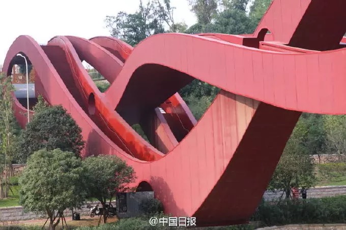 ਤੁਹਾਨੂੰ ਦੱਸ ਦੇਈਏ ਕਿ ਮੋਬੀਅਸ ਸਟਰਿੱਪ ਦਾ ਇੱਕ ਹੀ ਪਾਸਾ ਹੁੰਦਾ ਹੈ ਅਤੇ ਇੱਕ ਹੀ ਸੀਮਾ, ਜਿਸ ਨੂੰ ਲਗਭਗ 180 ਡਿਗਰੀ ਤੱਕ ਘੁਮਾਇਆ ਜਾਂਦਾ ਹੈ।