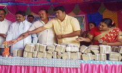 ਨੇਤਾਵਾਂ ਨੇ ਲਗਾਇਆ ਪੁਰਾਣੇ ਨੋਟਾਂ ਦਾ ਲੋਨ ਮੇਲਾ