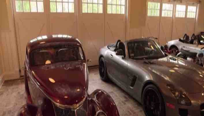 ਟਰੰਪ ਨੂੰ ਗੱਡੀਆਂ ਦਾ ਵੀ ਸ਼ੌਂਕ ਹੈ। ਉਹਨਾਂ ਕੋਲ੍ਹ ਲੀਮੋਜ਼ੀਨ, ਮਰਸੀਡੀਜ਼, ਰੌਲਸ ਰੌਏਸ, ਲਮਬੌਰਗਿਨੀ ਅਤੇ ਫਰਾਰੀ ਹਨ। 