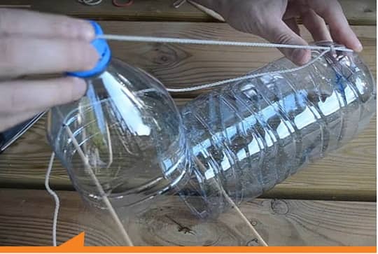 ਧਾਗੇ ਦੇ ਦੂਸਰੇ ਹਿੱਸੇ ਵਿੱਚ ਨਾਟ ਬਣਾ ਕੇ ਇਸ ਨੂੰ ਯੂ ਕਲਿੱਕ ਤੋਂ ਬਾਹਰ ਕੱਢੇ ਨੁਕੀਲੇ ਹਿੱਸੇ ਵਿੱਚ ਅਟਕਾ ਦੇਵੋ।