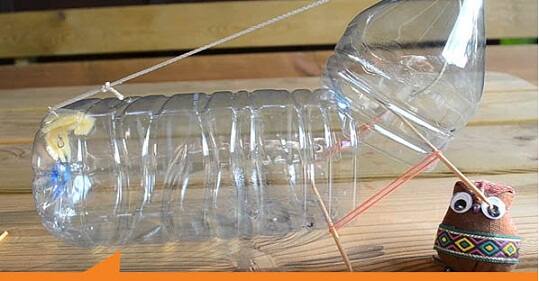 ਹੁਣ ਉੱਥੇ ਰੱਖੋ ਜਿੱਥੇ ਚੂਹੇ ਆਉਂਦੇ ਹਨ। ਜਿਵੇਂ ਹੀ ਚੂਹਾ ਰੋਟੀ ਖਾਣ ਲਈ ਖਿੱਚੇਗਾ ਤਾਂ ਯੂ ਕਲਿੱਕ ਵਿੱਚ ਫਸਿਆ ਧਾਗਾ ਨਿਕਲ ਜਾਵੇਗਾ ਤੇ ਬੋਤਲ ਬੰਦ ਹੋ ਜਾਵੇਗੀ। ਹੁਣ ਇਸ ਵਿੱਚ ਫਸੇ ਚੂਹੇ ਘਰ ਤੋਂ ਕਿਤੇ ਦੂਰ ਸੁੱਟ ਦੇਵੋ।