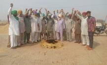 25 ਦਿਨਾਂ ਤੋਂ ਝੋਨੇ ਦੀ ਨਹੀਂ ਹੋਈ ਖ਼ਰੀਦ, ਅੱਕ ਕੇ ਕਿਸਾਨਾਂ ਨੇ ਝੋਨੇ ਨੂੰ ਅੱਗ ਲਾ ਕੇ ਕੀਤਾ ਰੋਸ