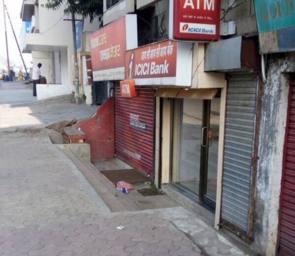 ਕੁਝ ਥਾਵਾਂ ਉਤੇ ਏਟੀਐਮ ਅਜੇ ਵੀ ਬੰਧ ਹਨ। 