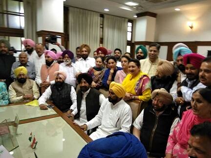 ਕਾਂਗਰਸ ਦੇ ਸੀਐਲਪੀ ਲੀਡਰ ਚਰਨਜੀਤ ਚੰਨੀ ਦੀ ਅਗਵਾਈ ਵਿੱਚ ਵਿਧਾਇਕ ਆਪਣੇ ਅਸਤੀਫੇ ਦਿੰਦੇ ਹੋਏ। 