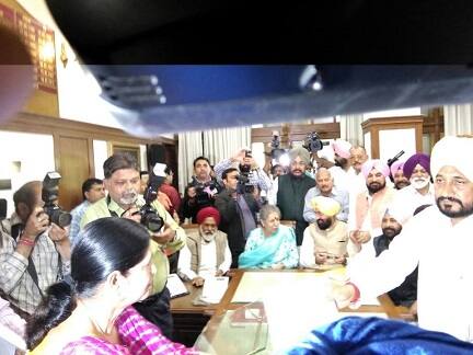 ਅਸਤੀਫੇ ਦਿੰਦੇ ਹੋਏ ਕਾਂਗਰਸੀ ਵਿਧਾਇਕ
