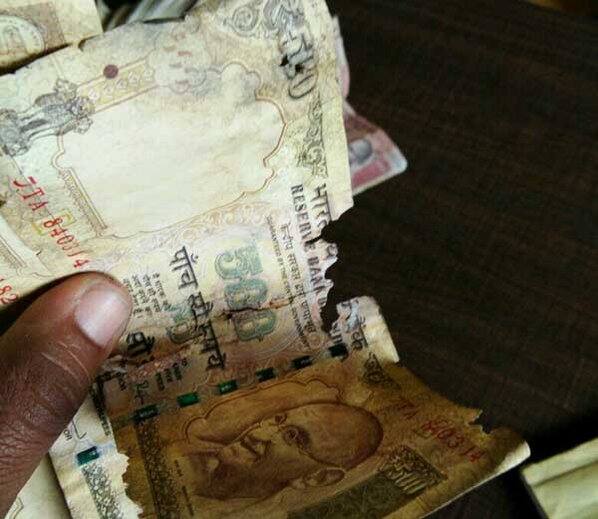  ਭਿਖਾਰੀ ਨੇ ਸਰਪੰਚ ਨੂੰ ਇਹ ਨੋਟ ਬਦਲਾਉਣ ਦੀ ਬੇਨਤੀ ਕੀਤੀ ਹੈ। ਸਰਪੰਚ ਈਸ਼ਵਰ ਸਿੰਘ ਪਵਾਰ ਅਨੁਸਾਰ ਕੁੱਝ ਨੋਟ ਤਾਂ ਅਜਿਹੇ ਹਨ ਜਿਸ ਨੂੰ ਚੂਹਿਆਂ ਨੇ ਖ਼ਾਹ ਲਿਆ ਹੈ। 