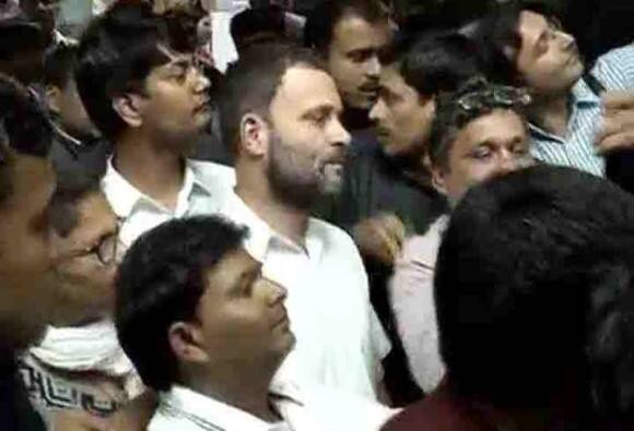 Rahul Gandhi Stands In Line For Money ਰਾਹੁਲ ਗਾਂਧੀ ਨੂੰ ਪਈ ਚਾਰ ਹਜ਼ਾਰ ਦੀ ਲੋੜ