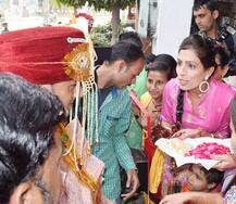 500 ਦਾ ਨੋਟ ਦੇਣ \'ਤੇ ਸਾਲੀਆਂ ਨੇ ਜੀਜਾ ਘੇਰਿਆ 