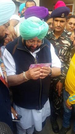 ਕੈਪਟਨ ਅਮਰਿੰਦਰ ਸਿੰਖ ਨੋਟ-ਬੰਦੀ ਕਾਰਨ ਲੋਕਾਂ ਨੂੰ ਪੇਸ਼ ਆ ਰਹੀਆਂ ਦਿੱਕਤ ਜਾਣਨ ਦੇ ਲਈ ਅੱਜ ਬਠਿੰਡਾ ਦੇ ਇੱਕ ਬੈਂਕ ਵਿੱਚ ਪਹੁੰਚੇ। 