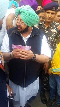 ਕੈਪਟਨ ਅਮਰਿੰਦਰ ਸਿੰਘ ਨੇ ਇਸ ਦੌਰਾਨ ਲੋਕਾਂ ਨਾਲ ਗੱਲਬਾਤ ਵੀ ਕੀਤੀ। 