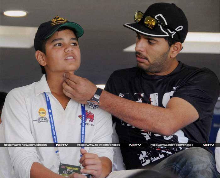 ਸਚਿਨ ਨੇ ਆਪਣੇ ਆਖਰੀ ਮੈਚ 'ਚ ਵੀ ਫੈਨਸ ਨੂੰ ਨਿਰਾਸ਼ ਨਹੀਂ ਕੀਤਾ ਅਤੇ 74 ਰਨ ਦੀ ਪਾਰੀ ਖੇਡ ਦਰਸ਼ਕਾਂ ਨੂੰ ਆਖਰੀ ਵਾਰ ਆਪਣੇ ਬੱਲੇ ਤੋਂ ਨਿਕਲਦੇ ਕਰਾਰੇ ਸ਼ਾਟਸ ਦੀ ਝਲਕ ਵਿਖਾਈ। ਸਚਿਨ ਨੇ 118 ਗੇਂਦਾਂ 'ਤੇ 12 ਚੌਕਿਆਂ ਦੀ ਮਦਦ ਨਾਲ 74 ਰਨ ਬਣਾਏ। 