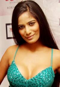 ਸਚਿਨ ਨੇ ਆਪਣੇ ਆਖਰੀ ਮੈਚ 'ਚ ਵੀ ਫੈਨਸ ਨੂੰ ਨਿਰਾਸ਼ ਨਹੀਂ ਕੀਤਾ ਅਤੇ 74 ਰਨ ਦੀ ਪਾਰੀ ਖੇਡ ਦਰਸ਼ਕਾਂ ਨੂੰ ਆਖਰੀ ਵਾਰ ਆਪਣੇ ਬੱਲੇ ਤੋਂ ਨਿਕਲਦੇ ਕਰਾਰੇ ਸ਼ਾਟਸ ਦੀ ਝਲਕ ਵਿਖਾਈ। ਸਚਿਨ ਨੇ 118 ਗੇਂਦਾਂ 'ਤੇ 12 ਚੌਕਿਆਂ ਦੀ ਮਦਦ ਨਾਲ 74 ਰਨ ਬਣਾਏ। 