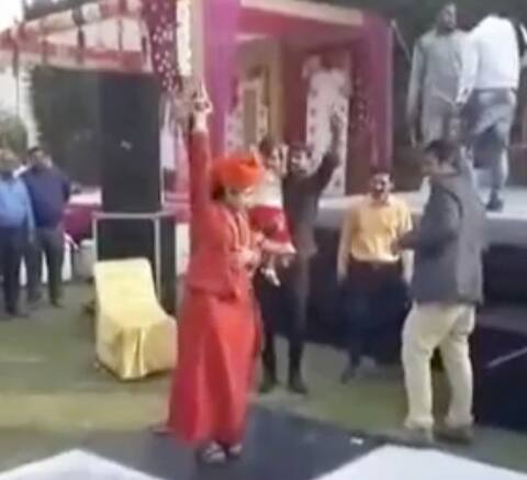 ਸਾਧਵੀ ਨੇ ਧਾਰਿਆ 'ਡਾਕੂ' ਦਾ ਰੂਪ, ਦੇਖੋ ਤਸਵੀਰਾਂ