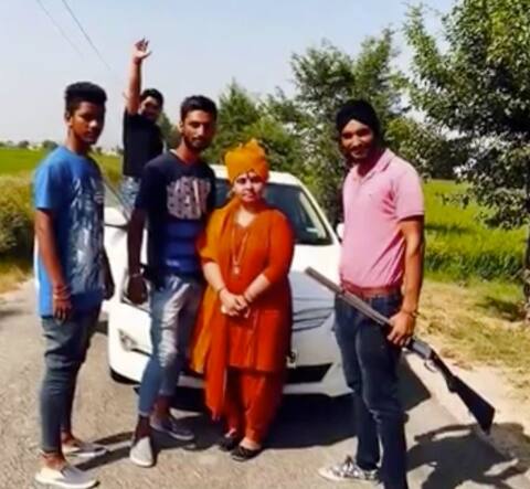 ਸਾਧਵੀ ਨੇ ਧਾਰਿਆ 'ਡਾਕੂ' ਦਾ ਰੂਪ, ਦੇਖੋ ਤਸਵੀਰਾਂ