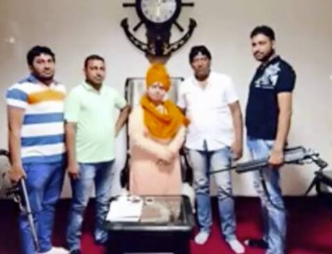 ਸਾਧਵੀ ਨੇ ਧਾਰਿਆ 'ਡਾਕੂ' ਦਾ ਰੂਪ, ਦੇਖੋ ਤਸਵੀਰਾਂ