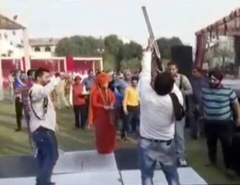 ਸਾਧਵੀ ਨੇ ਧਾਰਿਆ 'ਡਾਕੂ' ਦਾ ਰੂਪ, ਦੇਖੋ ਤਸਵੀਰਾਂ