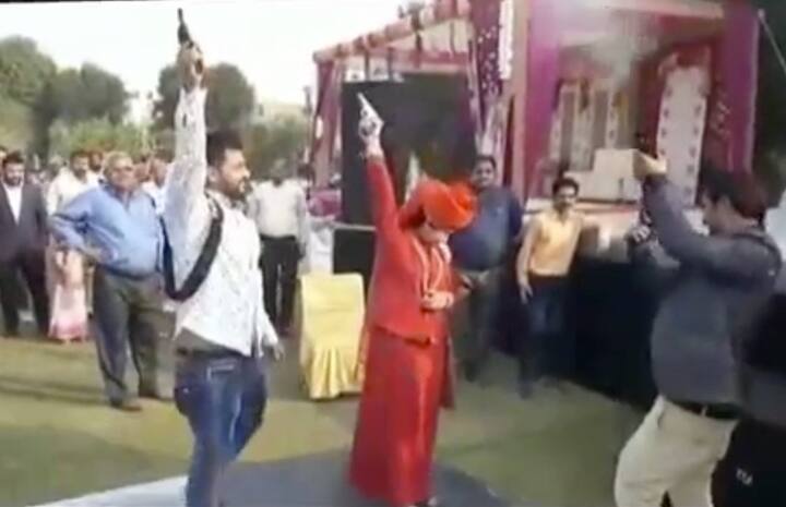  ਸਾਧਵੀ ਨੇ ਧਾਰਿਆ 'ਡਾਕੂ' ਦਾ ਰੂਪ, ਦੇਖੋ ਤਸਵੀਰਾਂ