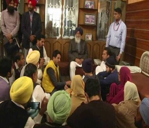 ਬਾਦਲ ਪਹੁੰਚੇ ਗੁਰਦਾਸ ਮਾਨ ਦੇ ਘਰ ਬਾਦਲ ਪਹੁੰਚੇ ਗੁਰਦਾਸ ਮਾਨ ਦੇ ਘਰ
