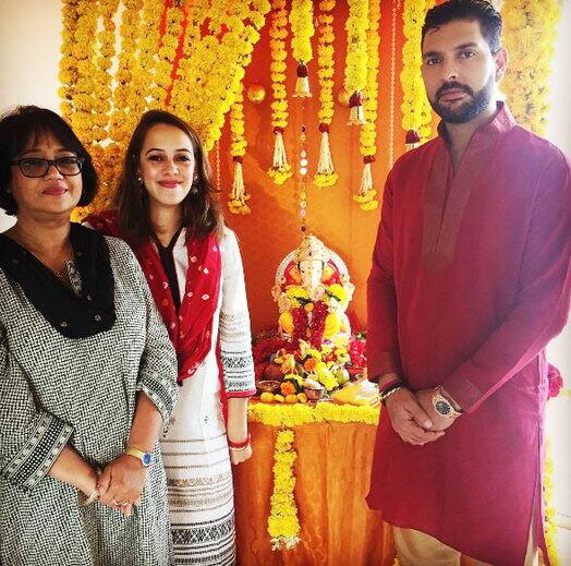 ਟੀਮ ਇੰਡੀਆ ਦੇ ਸਟਾਰ ਕ੍ਰਿਕਟਰ ਯੁਵਰਾਜ ਸਿੰਘ 30 ਨਵੰਬਰ ਨੂੰ ਆਪਣੀ ਮੰਗੇਤਰ ਹੇਜ਼ਲ ਕੀਚ ਨਾਲ ਵਿਆਹ ਕਰਵਾ ਸਕਦੇ ਹਨ। ਹਾਲਾਂਕਿ ਯੁਵੀ-ਹੇਜ਼ਲ ਦੇ ਵਿਆਹ ਦੀ ਤਰੀਕ ਨੂੰ ਲੈਕੇ ਅਫਵਾਹਾਂ ਦਾ ਬਾਜ਼ਾਰ ਗਰਮ ਹੈ। ਪਰ ਖਬਰਾਂ ਹਨ ਕਿ ਯੁਵਰਾਜ ਸਿੰਘ ਦੇ ਵਿਆਹ ਦੀ ਤਰੀਕ ਪੱਕੀ ਹੋ ਗਈ ਹੈ। ਕੁਝ ਵੈਬਸਾਈਟਸ 'ਤੇ ਛਪੀਆਂ ਖਬਰਾਂ ਅਨੁਸਾਰ ਯੁਵਰਾਜ ਸਿੰਘ 30 ਨਵੰਬਰ ਨੂੰ ਵਿਆਹ ਕਰਵਾ ਰਹੇ ਹਨ। ਕੁਝ ਦਿਨ ਪਹਿਲਾਂ ਵੀ ਅਜਿਹੀਆਂ ਖਬਰਾਂ ਆਈਆਂ ਸਨ ਕਿ ਯੁਵੀ ਦੀ ਮਾਂ ਸ਼ਬਨਮ ਸਿੰਘ ਨੇ ਵਿਆਹ ਦੀਆਂ ਅਫਵਾਹਾਂ 'ਤੇ ਫੁਲਸਟਾਪ ਲਗਾ ਦਿੱਤਾ ਹੈ। ਪਰ ਉਸ ਵੇਲੇ ਖਬਰਾਂ ਸਨ ਕਿ ਯੁਵੀ ਦਾ ਵਿਆਹ ਦਿਸੰਬਰ 'ਚ ਹੋਵੇਗਾ। 