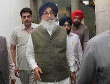 ਮੁੱਖ ਮੰਤਰੀ ਬਾਦਲ \'ਤੇ ਜੁੱਤੀ ਨਾਲ ਹਮਲਾ