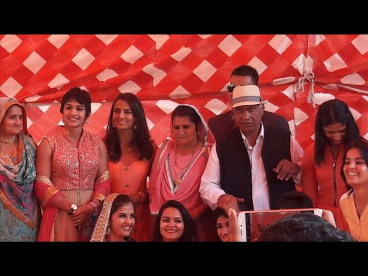 ਰਿਓ ਓਲੰਪਿਕਸ 'ਚ ਮੈਡਲ ਜਿੱਤਣ ਤੋਂ ਬਾਅਦ ਸਾਕਸ਼ੀ ਨੇ ਬੁਲੰਦੀਆਂ ਹਾਸਿਲ ਕੀਤੀਆਂ ਹਨ ਅਤੇ ਗੀਤਾ ਦਾ ਨਾਮ ਦਾ ਚਰਚਾ ਘਟ ਗਿਆ। ਗੀਤਾ PWL 'ਚ ਚੰਗਾ ਪ੍ਰਦਰਸ਼ਨ ਕਰ ਇੱਕ ਵਾਰ ਫਿਰ ਤੋਂ ਸੁਰਖੀਆਂ 'ਚ ਆਉਣਾ ਚਾਹੁੰਦੀ ਹੈ। ਇਸੇ ਕਾਰਨ ਗੀਤਾ ਨੇ ਫਿਲਹਾਲ ਆਪਣੇ ਹਨੀਮੂਨ ਤਕ ਨੂੰ ਟਾਲ ਦਿੱਤਾ ਹੈ।