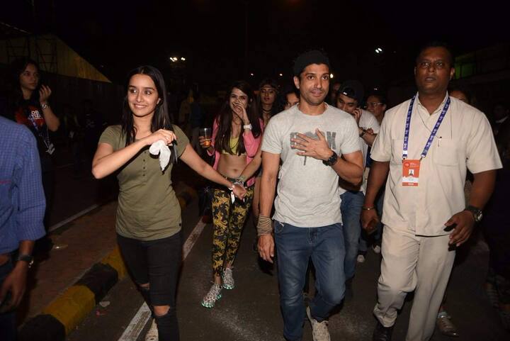 ਫਰਹਾਨ ਸ਼ਰੱਧਾ ਦੀ ਮਾਸੀ ਦੇ ਵੀ ਨੇੜੇ ਨੇੜੇ ਨਜ਼ਰ ਆਏ।