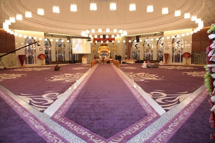 ਦੁਬਈ ਦੇ ਜਬੇਲ ਅਲੀ ਚ 25,400 ਸਕੁਏਰ ਫੁੱਟ ਚ ਬਣਿਆ ਇਹ ਗੁਰਦੁਆਰਾ ਕਿਸੇ ਵੱਡੇ ਆਲੀਸ਼ਾਨ ਮਹੱਲ ਦਾ ਭੁਲੇਖਾ ਪਾਉਂਦਾ ਹੈ। 