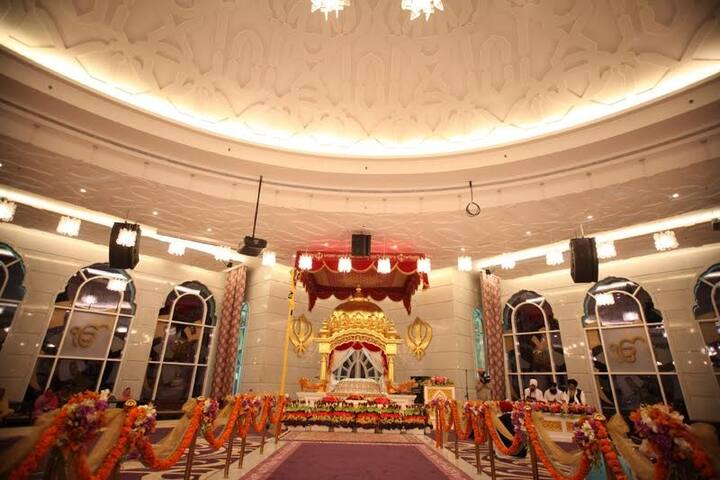 ਗੁਰਦੁਆਰੇ ਦੀ ਮੁੱਖ ਇਮਾਰਤ 54 ਮੀਟਰ ਪਰਿਕਰਮਾ ਨਾਲ ਘਿਰੀ ਹੋਈ ਜਿਸ ਨੂੰ ਵਿਰਾਸੀ ਗ੍ਰਿੱਲ ਨਾਲ ਸ਼ਿੰਗਾਰਿਆ ਗਿਆ ਹੈ, ਇਹ ਪਰਿਕਰਮਾ ਦੇਖਣ ਚ ਸੱਚਖੰਡ ਸ੍ਰੀ ਹਰਿਮੰਦਰ ਸਾਹਿਬ ਵਾਂਗ ਭੁਲੇਖਾ ਪਾਉਂਦੀ ਹੈ। ਗੁਰਦੁਆਰਾ ਸਾਹਿਬ ਸਵੇਰੇ 4.30 ਵਜੇ ਤੋਂ ਰਾਤ 9.30 ਵਜੇ ਤੱਕ ਰੋਜ਼ਾਨਾ ਖੁੱਲ੍ਹਾ ਰਹਿੰਦਾ ਹੈ। 