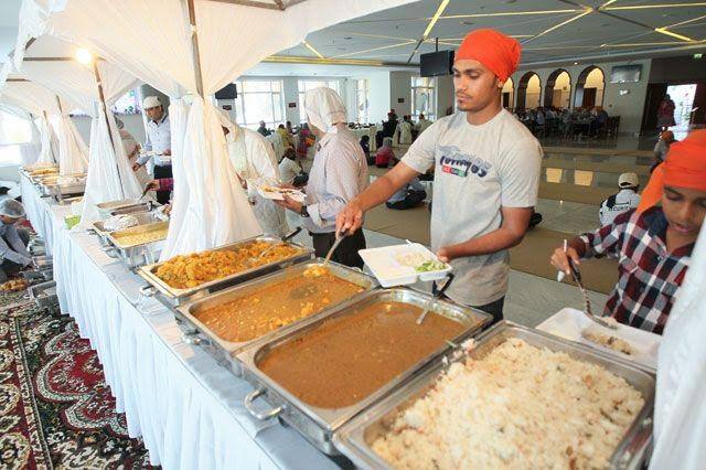 ਗੁਰਦੁਆਰਾ ਸਾਹਿਬ ਵਿੱਚ ਹਰ ਸਮੇਂ ਲੰਗਰ ਦੀ ਸੇਵਾ ਚਲਦੀ ਰਹਿੰਦੀ ਹੈ।