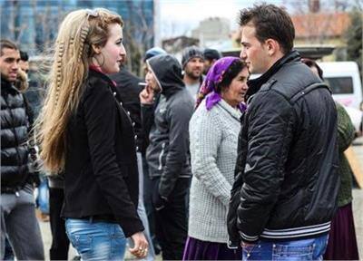 ਲੜਕੀਆਂ ਵੇਚਣ ਦਾ ਦਸਤੂਰ ਇੱਥੇ ਗ਼ਰੀਬ ਪਰਿਵਾਰਾਂ 'ਚ ਕਈ ਪੀੜੀਆਂ ਤੋਂ ਚੱਲਦਾ ਆ ਰਿਹਾ ਹੈ। ਇਸ 'ਤੇ ਕੋਈ ਕਾਨੂੰਨੀ ਰੋਕ ਨਹੀਂ ਹੈ। ਕਬੀਲੇ ਦੇ ਇਲਾਵਾ ਕੋਈ ਬਾਹਰੀ ਵਿਅਕਤੀ ਦੁਲਹਨ ਨਹੀਂ ਖ਼ਰੀਦ ਸਕਦਾ। ਬਾਜ਼ਾਰ 'ਚ ਉਹ ਹੀ ਦੁਲਹਨ ਹੁੰਦੀਆਂ ਹਨ ਜੋ ਆਰਥਿਕ ਪੱਖੋਂ ਕਮਜ਼ੋਰ ਹੁੰਦੀਆਂ ਹਨ। ਬਾਜ਼ਾਰ 'ਚ ਲੜਕੀਆਂ ਇਕੱਲੀਆਂ ਨਹੀਂ ਆਉਂਦੀਆਂ।