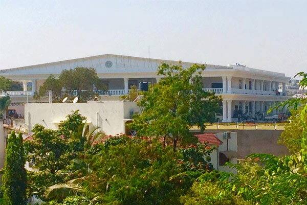 ਬੰਗਲੇ ਦਾ ਬਾਥਰੂਮ ਅਤੇ ਖਿੜਕੀਆਂ ਵੀ ਬੁਲੇਟ ਪਰੂਫ਼ ਹਨ। 