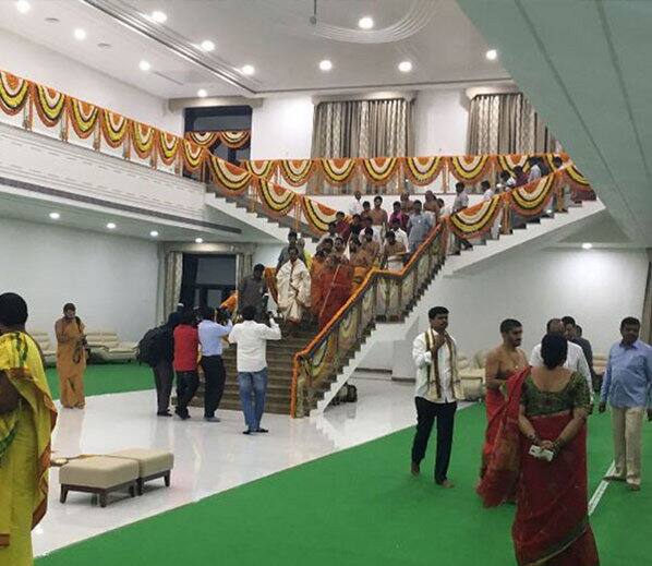  ਮੁੱਖ ਮੰਤਰੀ ਨੇ ਮਨੋਰੰਜਨ ਦੇ ਲਈ 200 ਸੀਟਾਂ ਵਾਲਾ ਸਿਨਮਾ ਵੀ ਤਿਆਰ ਕਰਵਾਇਆ ਹੈ। ਦੇਸ਼ ਦੇ ਕਿਸੇ ਮੁੱਖ ਮੰਤਰੀ ਦਾ ਇਹ ਸਭ ਤੋਂ ਅਲੀਸਾਨ ਬੰਗਲਾ ਹੈ। 