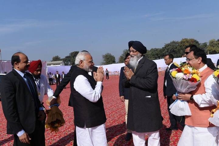 ਬਠਿੰਡਾ ਵਿਖੇ ਏਮਜ਼ ਹਸਪਤਾਲ ਦਾ ਨੀਂਹ ਪੱਥਰ ਰੱਖਣ ਲਈ ਪ੍ਰਧਾਨ ਮੰਤਰੀ ਨਰਿੰਦਰ ਮੋਦੀ ਦਾ ਸਵਾਗਤ ਕਰਦੇ ਹੋਏ ਮੁੱਕ ਮੰਤਰੀ ਪ੍ਰਕਸ਼ ਸਿੰਘ ਬਾਦਲ।