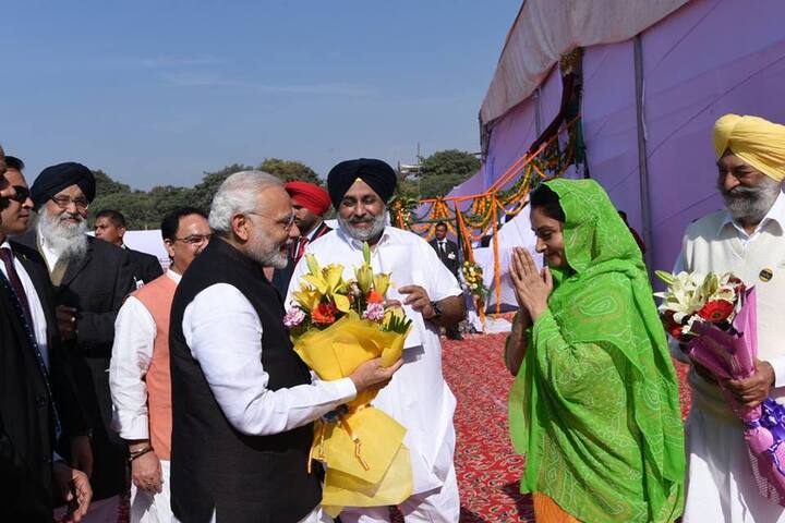 ਕੇਂਦਰ ਮੰਤਰੀ ਹਰਸਿਮਰਤ ਕੌਰ ਬਾਦਲ ਪ੍ਰਧਾਨ ਮੰਤਰੀ ਨਰਿੰਦਰ ਮੋਦੀ ਦਾ ਸਵਾਗਤ ਕਰਦੇ ਹੋਏ। 