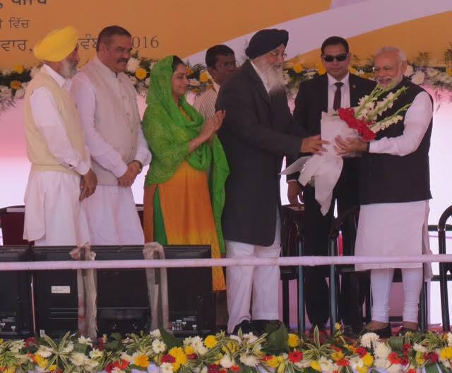 ਰੈਲੀ ਦੌਰਾਨ ਮੁੱਖ ਮੰਤਰੀ ਬਾਦਲ ਨੇ ਪ੍ਰਧਾਨ ਮੰਤਰੀ ਨਰਿੰਦਰ ਮੋਦੀ ਦਾ ਸਵਾਗਤ ਕੀਤਾ।
