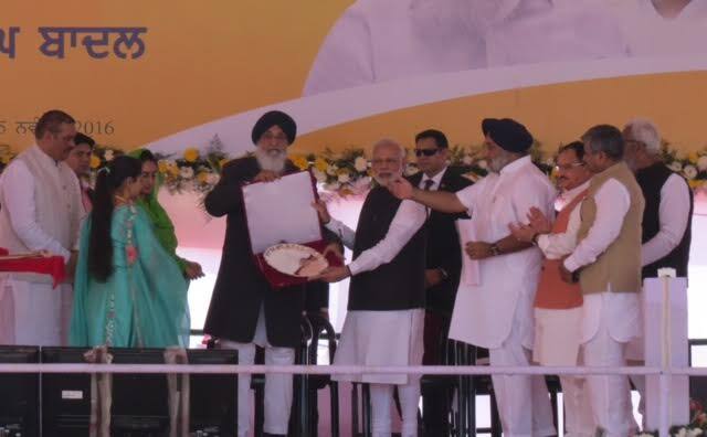 ਪ੍ਰਧਾਨ ਮੰਤਰੀ ਨਰਿੰਦਰ ਮੋਦੀ ਨੂੰ ਯਾਦਗਾਰੀ ਚਿੰਨ ਦਿੰਦੇ ਹੋਏ ਮੁੱਖ ਮੰਤਰੀ ਪ੍ਰਕਾਸ਼ ਸਿੰਘ ਬਾਦਲ 