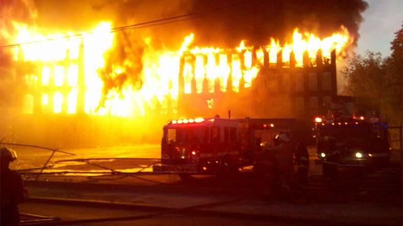 fire in factory in delhi's karol bagh resulted 4 dies ਫੈਕਟਰੀ 'ਚ ਅੱਗ, ਮੋਟੇ ਵਿਅਕਤੀ ਦੇ ਦਰਵਾਜ਼ੇ 'ਚ ਫਸਣ ਨਾਲ ਚਾਰ ਦਮ ਘੁੱਟ ਕੇ ਮਰੇ