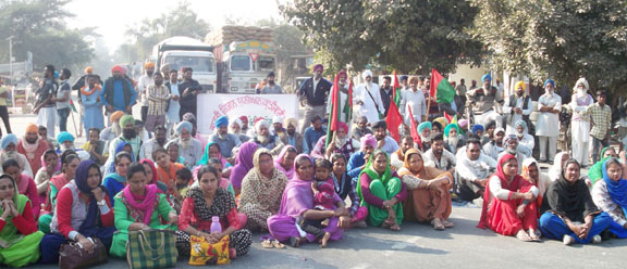 Kisan Protest ਆਦਰਸ਼ ਸਕੂਲ ਦੇ ਨਿੱਜੀਕਰਨ ਖ਼ਿਲਾਫ਼ ਕਿਸਾਨ ਯੂਨੀਅਨ ਵੱਲੋਂ ਚੱਕਾ ਜਾਮ