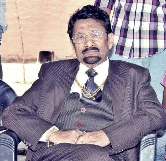 ਮਾਣਕ ਬਠਿੰਡਾ ਵਿੱਚ ਪੈਦਾ ਹੋਏ ਸਨ, 1996 ਵਿੱਚ ਉਹਨਾਂ ਨੇ ਚੋਣਾਂ ਵਿੱਚ ਵੀ ਹਿੱਸਾ ਲਿਆ ਪਰ ਉਹ ਜਿੱਤੇ ਨਹੀਂ। 